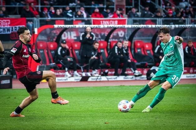 Felix Klaus 30 Spvgg Greuther Fuerth , right, with a shot on goal that Berkay YÄ±lmaz 21 1FC Nuernberg cannot block, Action, 1 FC Nuernberg vs Spvgg Greuther Fuerth, Football, 2 Bundesliga, DFL, Season 2025 2026, Hinrunde, 15 Matchday, 07 12 2025 DFB regulations prohibit any use of photographs as image sequences and or quasi video Nuernberg Bayern Germany Copyright: xkolbert-press MartinxAgüerax