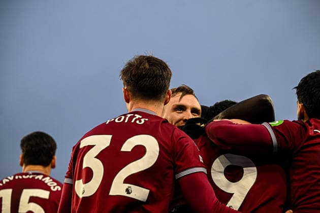 Brighton & Hove Albion v West Ham United - Premier League West Ham players celebrate Jarrod Bowen s goal during the Premier League match between Brighton and Hove Albion and Aston Villa at the American Express Community Stadium in Brighton and Hove, on December 7, 2025. Brighton and Hove East Sussex United Kingdom  Copyright: xMIxNewsx originalFilename:fletcher-brighton251207_np93d.jpg