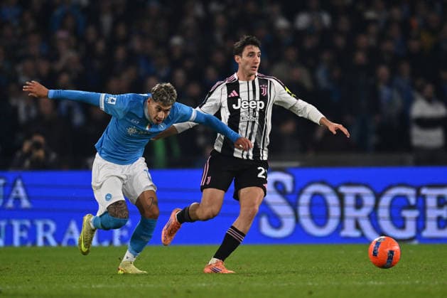 Mathias Olivera of S.S.C. Napoli and Andrea Cambiaso of Juventus F.C. are in action during the 14th day of the Serie A Championship between S.S.C. Napoli and Juventus F.C. at the Diego Armando Maradona Stadium on December 7, 2025 in Naples, Italy.  Copyright: xDomenicoxCippitelli IPAxSportx xipa-agency.netx xx IPA_68893172 IPA_Agency_IPA68893172