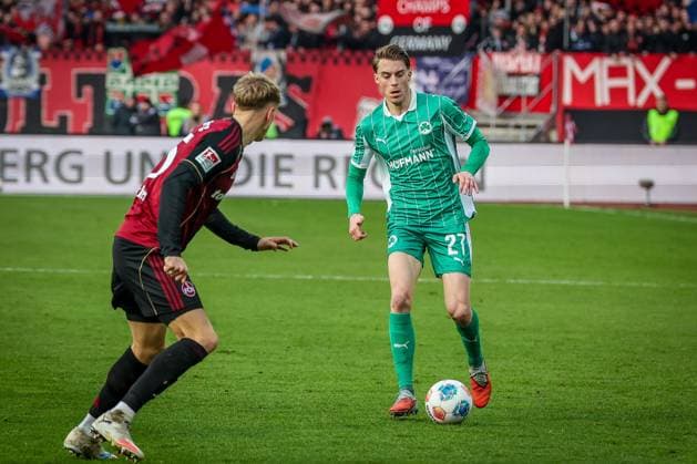 Luca Itter 27 Spvgg Greuther Fuerth in action against Tim Drexler 15 1FC Nuernberg , 1 FC Nuernberg vs Spvgg Greuther Fuerth, Fußball, 2 Bundesliga, DFL, Saison 2025 2026, Hinrunde, 15 Spieltag, 07 12 2025 DFB regulations prohibit any use of photographs as image sequences and or quasi video Nuernberg Bayern Germany Copyright: xkolbert-press MartinxAgüerax