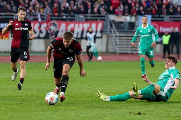 Felix Klaus 30 Spvgg Greuther Fuerth is held in the sprint by Finn Becker 25 1FC Nuernberg, fouled, this sees the yellow card afterwards, 1 FC Nuernberg vs Spvgg Greuther Fuerth, Football, 2 Bundesliga, DFL, Season 2025 2026, Hinrunde, 15 Matchday, 07 12 2025 DFB regulations prohibit any use of photographs as image sequences and or quasi video Nuernberg Bayern Germany Copyright: xkolbert-press MartinxAgüerax
