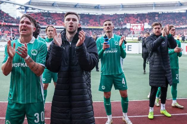 Felix Klaus 30 Spvgg Greuther Fuerth , Branimir Hrgota 10 Spvgg Greuther Fuerth , Philipp Ziereis 4 Spvgg Greuther Fuerth , Pelle Boevink 26 Spvgg Greuther Fuerth with the fans, Final thanks, 1 FC Nuernberg vs Spvgg Greuther Fuerth, Football, 2 Bundesliga, DFL, Season 2025 2026, Hinrunde, 15 Matchday, 07 12 2025 DFB regulations prohibit any use of photographs as image sequences and or quasi video Nuernberg Bayern Germany Copyright: xkolbert-press MartinxAgüerax