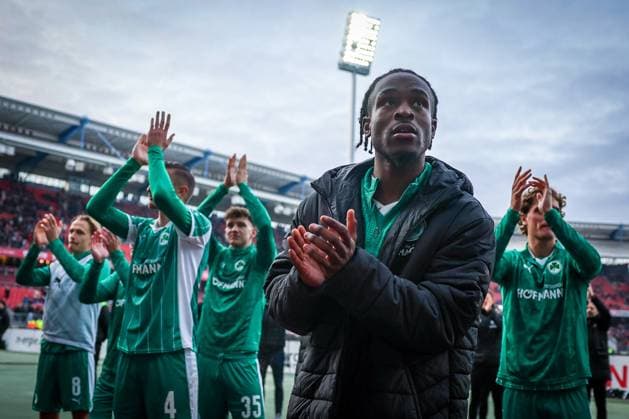 Noel Futkeu 9 Spvgg Greuther Fuerth with the fans after the match, 1 FC Nuernberg vs Spvgg Greuther Fuerth, Football, 2 Bundesliga, DFL, Saison 2025 2026, Hinrunde, 15 Spieltag, 07 12 2025 DFB regulations prohibit any use of photographs as image sequences and or quasi video Nuernberg Bayern Germany Copyright: xkolbert-press MartinxAgüerax