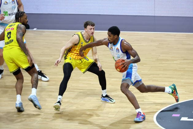 DEU, easyCredit BBL, ALBA vs Frankfurt, 07 12 2025, Max Schmeling Halle, Berlin, DEU, easyCredit BBL, ALBA vs Frankfurt, pictured Alex OÕConnell ALBA Berlin 3 , J Wan Roberts ALBA Berlin 13 , William Christmas Fraport Skyliners 8 nordphotoxGmbHx xEngler nph00076