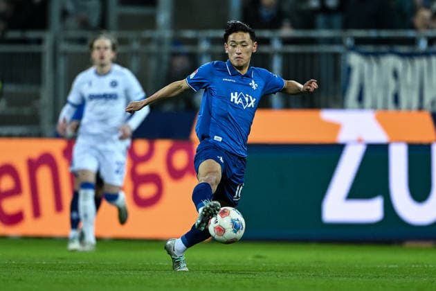 Hiroki Akiyama SV Darmstadt 1898, 16 on the ball, GER, SV Darmstadt 98 vs Karlsruher SC, Football, 2 Bundesliga, Matchday 15, Season 2025 2026, 06 12 2025 DFL REGULATIONS PROHIBIT ANY USE OF PHOTOGRAPHS AS IMAGE SEQUENCES AND OR QUASI VIDEO GER, SV Darmstadt 98 vs Karlsruher SC, Football, 2 Bundesliga, Matchday 15, Season 2025 2026, 06 12 2025 Darmstadt Copyright: xEibner-Pressefoto FlorianxWiegandx EP_FWD