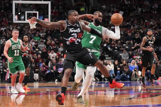 December 7, 2025, Toronto, On, CAN: Boston Celtics guard Jaylen Brown (7) drives past Toronto Raptors guard Jamal Shead (23) during second half NBA, Basketball Herren, USA basketball action in Toronto on Sunday, December 7, 2025. Jaylen Brown; Jamal Shead  - ZUMAc35_ 20251207_zaf_c35_080 Copyright: xChrisxYoungx