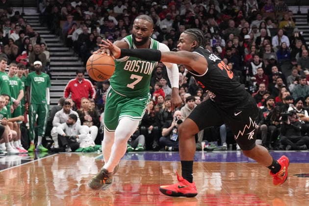 December 7, 2025, Toronto, On, CAN: Boston Celtics guard Jaylen Brown (7) drives past Toronto Raptors guard Jamal Shead (23) during second half NBA, Basketball Herren, USA basketball action in Toronto on Sunday, December 7, 2025. Jaylen Brown; Jamal Shead  - ZUMAc35_ 20251207_zaf_c35_083 Copyright: xChrisxYoungx