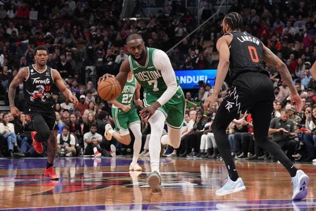 December 7, 2025, Toronto, On, CAN: Boston Celtics guard Jaylen Brown (7) drives at Toronto Raptors guard A.J. Lawson (0) during second half NBA, Basketball Herren, USA basketball action in Toronto on Sunday, December 7, 2025. Jaylen Brown; A.J. Lawson  - ZUMAc35_ 20251207_zaf_c35_086 Copyright: xChrisxYoungx