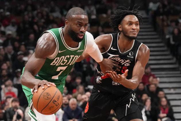 December 7, 2025, Toronto, On, CAN: Boston Celtics guard Jaylen Brown (7) drives past Toronto Raptors guard Immanuel Quickley (5) during second half NBA, Basketball Herren, USA basketball action in Toronto on Sunday, December 7, 2025. Canada News - December 7, 2025  - ZUMAc35_ 20251207_zaf_c35_087 Copyright: xChrisxYoungx
