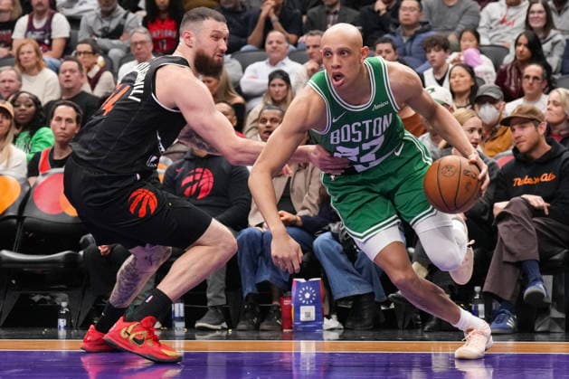 December 7, 2025, Toronto, On, CAN: Boston Celtics guard Jordan Walsh (27) drives around Toronto Raptors forward Sandro Mamukelashvili (54) during second half NBA, Basketball Herren, USA basketball action in Toronto on Sunday, December 7, 2025. Jordan Walsh; Sandro Mamukelashvili  - ZUMAc35_ 20251207_zaf_c35_088 Copyright: xChrisxYoungx