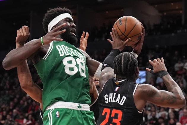 December 7, 2025, Toronto, On, CAN: Boston Celtics centre Neemias Queta (88) competes for the ball with Toronto Raptors guard Jamal Shead (23) during second half NBA, Basketball Herren, USA basketball action in Toronto on Sunday, December 7, 2025. Neemias Queta Jamal Shead  - ZUMAc35_ 20251207_zaf_c35_091 Copyright: xChrisxYoungx