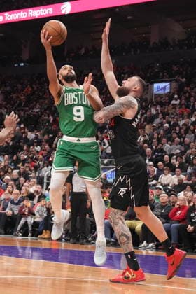 December 7, 2025, Toronto, On, CAN: Boston Celtics guard Derrick White (9) shoots on Toronto Raptors forward Sandro Mamukelashvili (54) during second half NBA, Basketball Herren, USA basketball action in Toronto on Sunday, December 7, 2025. Derrick White; Sandro Mamukelashvili  - ZUMAc35_ 20251207_zaf_c35_096 Copyright: xChrisxYoungx
