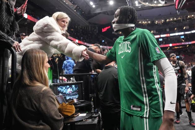December 7, 2025, Toronto, On, CAN: Boston Celtics player and former Toronto Raptors player Chris Boucher (99) greets a fan following NBA, Basketball Herren, USA basketball action in Toronto on Sunday, December 7, 2025. Chris Boucher  - ZUMAc35_ 20251207_zaf_c35_098 Copyright: xChrisxYoungx