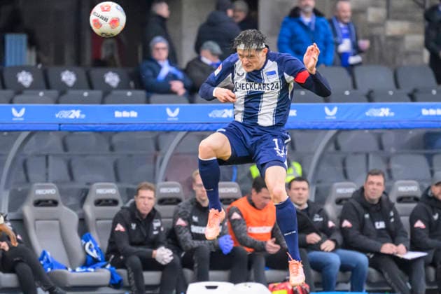 GER, Berlin, soccer, Hertha BSC vs. 1. FC Magdeburg, DFB, 2nd Bundesliga, 2025 2026 season, f.l.t.r.: Fabian Reese (Hertha BSC), jump in the air and play the ball, DFB DFL REGULATIONS PROHIBIT ANY USE OF PHOTOGRAPHS AS IMAGE SEQUENCES AND OR QUASI-VIDEO, December 7, 2025, Copyright: HMBxMedia UwexKoch