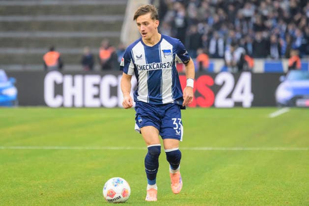 GER, Berlin, soccer, Hertha BSC vs. 1. FC Magdeburg, DFB, 2nd Bundesliga, 2025 2026 season, f.l.t.r.: Michal Karbownik (Hertha BSC), play the ball, DFB DFL REGULATIONS PROHIBIT ANY USE OF PHOTOGRAPHS AS IMAGE SEQUENCES AND OR QUASI-VIDEO, December 7, 2025, Copyright: HMBxMedia UwexKoch