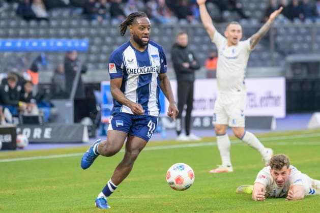 GER, Berlin, soccer, Hertha BSC vs. 1. FC Magdeburg, DFB, 2nd Bundesliga, 2025 2026 season, f.l.t.r.: Deyovaisio Zeefuik (Hertha BSC), play the ball, DFB DFL REGULATIONS PROHIBIT ANY USE OF PHOTOGRAPHS AS IMAGE SEQUENCES AND OR QUASI-VIDEO, December 7, 2025, Copyright: HMBxMedia UwexKoch