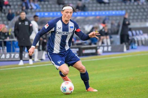 GER, Berlin, soccer, Hertha BSC vs 1 FC Magdeburg, DFB, 2nd Bundesliga, 2025 2026 season, f l t r Fabian Reese Hertha BSC , play the ball, DFB DFL REGULATIONS PROHIBIT ANY USE OF PHOTOGRAPHS AS IMAGE SEQUENCES AND OR QUASI VIDEO, December 7, 2025, Copyright: HMBxMedia UwexKoch