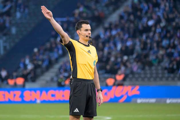 GER, Berlin, soccer, Hertha BSC vs 1 FC Magdeburg, DFB, 2nd Bundesliga, 2025 2026 season, f l t r Konrad Oldhafer Referee, shows corner kick, DFB DFL REGULATIONS PROHIBIT ANY USE OF PHOTOGRAPHS AS IMAGE SEQUENCES AND OR QUASI VIDEO, December 7, 2025, Copyright: HMBxMedia UwexKoch
