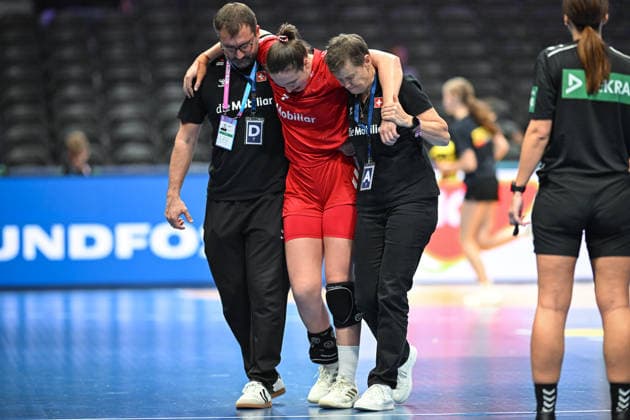 Netherlands, Handball, Womens World Championship 2025, Switzerland vs. Romania, 07 12 2025, Ahoy Arena, Rotterdam, Netherlands, Tabea Schmid Switzerland, 7 is taken off the pitch injured Copyright: xMarkusxVerwimpx