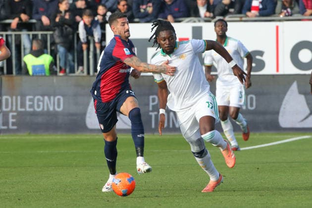 CALCIO - Serie A - Cagliari Calcio vs AS Roma 07.12.2025 Cagliari vs Roma (Serie A) Calcio; 14Â° Giornata Nella foto: Alessandro Deiola trattiene Manu Kone (Foto Gino Mancini) Cagliari Italy  Copyright: xIPAxSport ABACAx