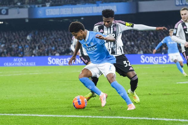 CALCIO - Serie A - SSC Napoli vs Juventus FC juventus Colombian defender Juan Cabal challenges for the ball with Napoli s Brazilian forward David Neres during the Serie A football match between SSC Napoli vs Juventus at the Diego Armando Maradona Stadium in Naples, on December 07, 2025. Naples Italy  Copyright: xIPAxSport ABACAx