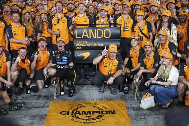 ABU DHABI, UNITED ARAB EMIRATES - DECEMBER 7: Lando Norris of McLaren celebrates becomes F1 World Champion 2025 with his team after the F1 Grand Prix of Abu Dhabi at Yas Marina Circuit on December 4, 2025 in Abu Dhabi, United Arab Emirates. (Photo by Paddocker)  Copyright: xQIANxJUNxMotorsportxMedia Paddocx Sportspressphoto_SPR72201