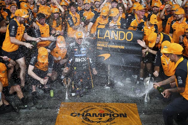 ABU DHABI, UNITED ARAB EMIRATES - DECEMBER 7: Lando Norris of McLaren celebrates becomes F1 World Champion 2025 with his team after the F1 Grand Prix of Abu Dhabi at Yas Marina Circuit on December 4, 2025 in Abu Dhabi, United Arab Emirates. (Photo by Paddocker)  Copyright: xQIANxJUNxMotorsportxMedia Paddocx Sportspressphoto_SPR72204
