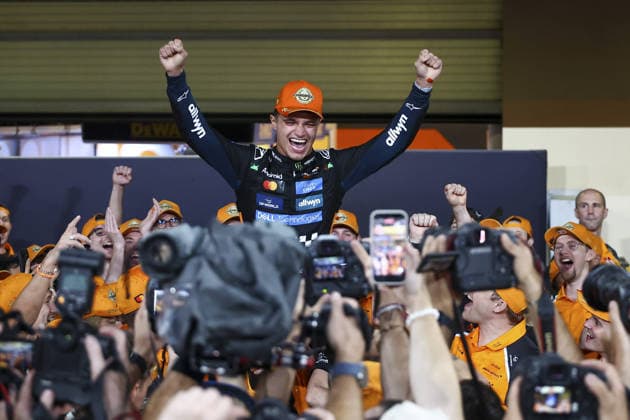 ABU DHABI, UNITED ARAB EMIRATES - DECEMBER 7: Lando Norris of McLaren celebrates becomes F1 World Champion 2025 with his team after the F1 Grand Prix of Abu Dhabi at Yas Marina Circuit on December 4, 2025 in Abu Dhabi, United Arab Emirates. (Photo by Paddocker)  Copyright: xQIANxJUNxMotorsportxMedia Paddocx Sportspressphoto_SPR72207