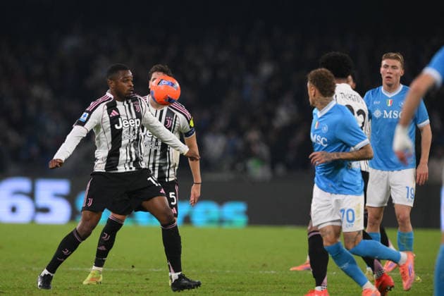 CALCIO - Serie A - SSC Napoli vs Juventus FC Pierre Kalulu of Juventus F.C. during the match of 14th day of the Serie A Championship between S.S.C. Napoli and F.C.Juventus at the Maradona Stadium on Dec 7, 2025 in Naples, Italy. during SSC Napoli vs Juventus FC, Italian soccer Serie A match in Naples, Italy, December 07 2025 Naples Italy  Copyright: xIPAxSport ABACAx