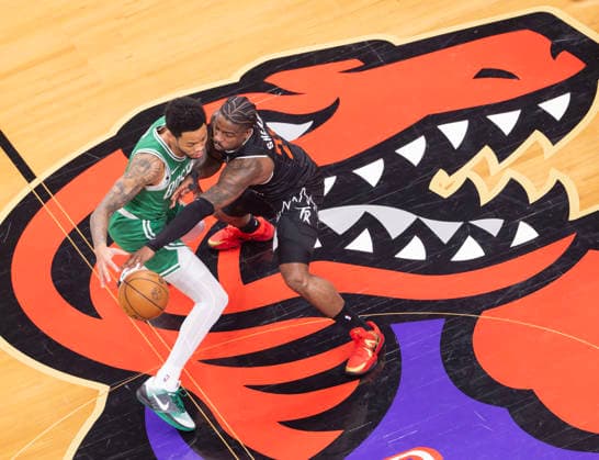 (251208) -- TORONTO, Dec. 8, 2025 -- Jamal Shead (R) of Toronto Raptors vies with Anfernee Simons of Boston Celtics during the 2025-2026 NBA, Basketball Herren, USA regular season game between Toronto Raptors and Boston Celtics in Toronto, Canada, on Dec. 7, 2025. (Photo by Xinhua) (SP) CANADA-TORONTO-BASKETBALL-NBA-CELTICS VS RAPTORS ZouxZheng 