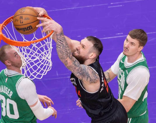 (251208) -- TORONTO, Dec. 8, 2025 -- Sandro Mamukelashvili (C) of Toronto Raptors dunks during the 2025-2026 NBA, Basketball Herren, USA regular season game between Toronto Raptors and Boston Celtics in Toronto, Canada, on Dec. 7, 2025. (Photo by Xinhua) (SP) CANADA-TORONTO-BASKETBALL-NBA-CELTICS VS RAPTORS ZouxZheng 