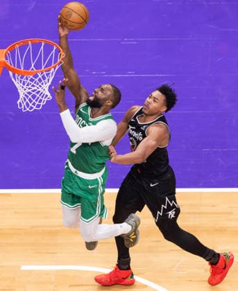 (251208) -- TORONTO, Dec. 8, 2025 -- Jaylen Brown (L) of Boston Celtics goes up for a layup during the 2025-2026 NBA, Basketball Herren, USA regular season game between Toronto Raptors and Boston Celtics in Toronto, Canada, on Dec. 7, 2025. (Photo by Xinhua) (SP) CANADA-TORONTO-BASKETBALL-NBA-CELTICS VS RAPTORS ZouxZheng 