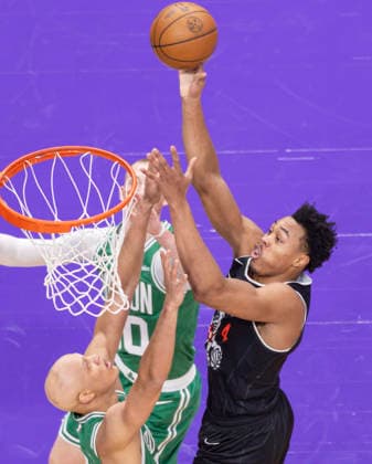 (251208) -- TORONTO, Dec. 8, 2025 -- Scottie Barnes (R) of Toronto Raptors goes up for a layup during the 2025-2026 NBA, Basketball Herren, USA regular season game between Toronto Raptors and Boston Celtics in Toronto, Canada, on Dec. 7, 2025. (Photo by Xinhua) (SP) CANADA-TORONTO-BASKETBALL-NBA-CELTICS VS RAPTORS ZouxZheng 