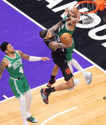 (251208) -- TORONTO, Dec. 8, 2025 -- Brandon Ingram (C) of Toronto Raptors goes for a layup during the 2025-2026 NBA, Basketball Herren, USA regular season game between Toronto Raptors and Boston Celtics in Toronto, Canada, on Dec. 7, 2025. (Photo by Xinhua) (SP) CANADA-TORONTO-BASKETBALL-NBA-CELTICS VS RAPTORS ZouxZheng 