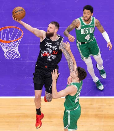 (251208) -- TORONTO, Dec. 8, 2025 -- Sandro Mamukelashvili (L) of Toronto Raptors goes up for a layup during the 2025-2026 NBA, Basketball Herren, USA regular season game between Toronto Raptors and Boston Celtics in Toronto, Canada, on Dec. 7, 2025. (Photo by Xinhua) (SP) CANADA-TORONTO-BASKETBALL-NBA-CELTICS VS RAPTORS ZouxZheng 