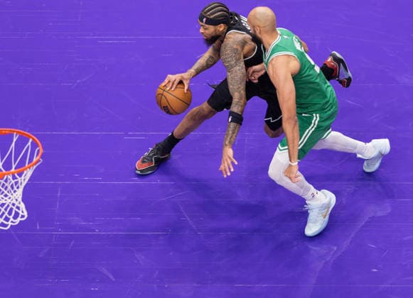 (251208) -- TORONTO, Dec. 8, 2025 -- Brandon Ingram (L) of Toronto Raptors breaks through during the 2025-2026 NBA, Basketball Herren, USA regular season game between Toronto Raptors and Boston Celtics in Toronto, Canada, on Dec. 7, 2025. (Photo by Xinhua) (SP) CANADA-TORONTO-BASKETBALL-NBA-CELTICS VS RAPTORS ZouxZheng 