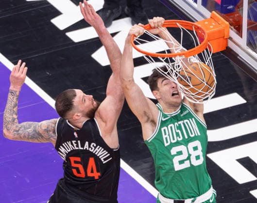 (251208) -- TORONTO, Dec. 8, 2025 -- Hugo Gonzalez (R) of Boston Celtics dunks during the 2025-2026 NBA, Basketball Herren, USA regular season game between Toronto Raptors and Boston Celtics in Toronto, Canada, on Dec. 7, 2025. (Photo by Xinhua) (SP) CANADA-TORONTO-BASKETBALL-NBA-CELTICS VS RAPTORS ZouxZheng 