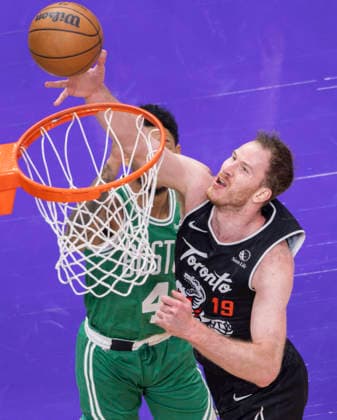 (251208) -- TORONTO, Dec. 8, 2025 -- Jakob Poeltl (R) of Toronto Raptors goes up for a layup during the 2025-2026 NBA, Basketball Herren, USA regular season game between Toronto Raptors and Boston Celtics in Toronto, Canada, on Dec. 7, 2025. (Photo by Xinhua) (SP) CANADA-TORONTO-BASKETBALL-NBA-CELTICS VS RAPTORS ZouxZheng 