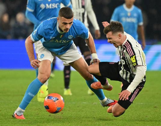 (251208) -- NAPLES, Dec. 8, 2025 -- Napoli s Alessandro Buongiorno (L) vies with Juventus Francisco Coincencao during a Serie A football match between Napoli and Juventus in Naples, Italy, Dec. 7, 2025. (Photo by Xinhua) (SP)ITALY-NAPLES-FOOTBALL-SERIE A-NAPOLI VS JUVENTUS AlbertoxLingria 