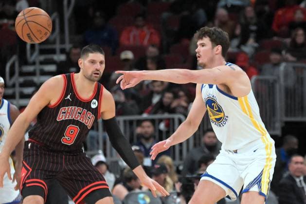 Chicago Bulls v Golden State Warrios - NBA, Basketball Herren, USA CHICAGO,ILLINOIS - DECEMBER 7: Nicola Vucevic (9) of Chicago Bulls and Quinten Post (21) of Golden State Warrios in action during NBA basketball game between Chicago Bulls and Golden State Warriors at the United Center in Chicago, Illinois on December 7, 2025. Jacek Boczarski Anadolu Illinois United States. Editorial use only. Please get in touch for any other usage.  Copyright: x2025xAnadoluxJacekxBoczarskix