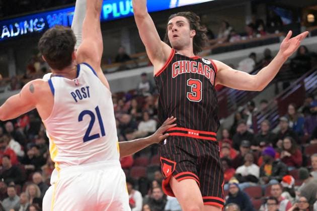Chicago Bulls v Golden State Warrios - NBA, Basketball Herren, USA CHICAGO,ILLINOIS - DECEMBER 7: Josh Giddey (3) of Chicago Bulls and Quinten Post (21) of Golden State Warrios in action during NBA basketball game between Chicago Bulls and Golden State Warriors at the United Center in Chicago, Illinois on December 7, 2025. Jacek Boczarski Anadolu Illinois United States. Editorial use only. Please get in touch for any other usage.  Copyright: x2025xAnadoluxJacekxBoczarskix