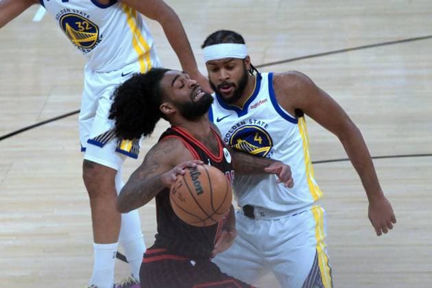 Chicago Bulls v Golden State Warrios - NBA, Basketball Herren, USA CHICAGO,ILLINOIS - DECEMBER 7: Coby White of Chicago Bulls and Moses Moody (4) of Golden State Warrios in action during NBA basketball game between Chicago Bulls and Golden State Warriors at the United Center in Chicago, Illinois on December 7, 2025. Jacek Boczarski Anadolu Illinois United States. Editorial use only. Please get in touch for any other usage.  Copyright: x2025xAnadoluxJacekxBoczarskix