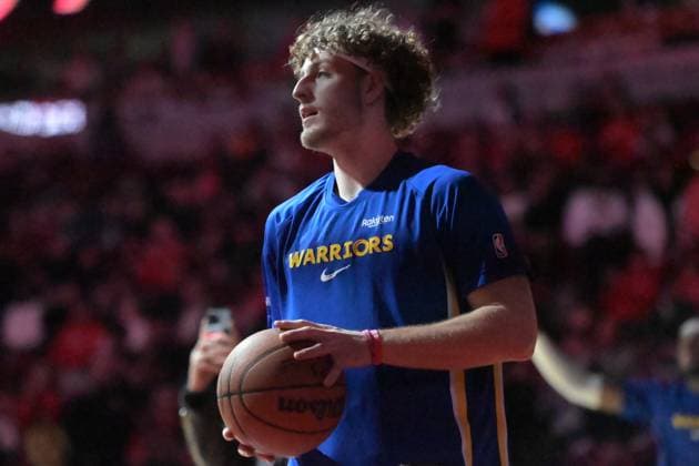 Chicago Bulls v Golden State Warrios - NBA, Basketball Herren, USA CHICAGO,ILLINOIS - DECEMBER 7: Brandin Podziemski of Golden State Warrios warms up ahead of the NBA basketball game between Chicago Bulls and Golden State Warriors at the United Center in Chicago, Illinois on December 7, 2025. Jacek Boczarski Anadolu Illinois United States. Editorial use only. Please get in touch for any other usage.  Copyright: x2025xAnadoluxJacekxBoczarskix
