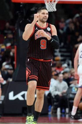 Chicago Bulls v Golden State Warrios - NBA, Basketball Herren, USA CHICAGO,ILLINOIS - DECEMBER 7: Nicola Vucevic (9) of Chicago Bulls gestures during NBA basketball game between Chicago Bulls and Golden State Warriors at the United Center in Chicago, Illinois on December 7, 2025. Jacek Boczarski Anadolu Illinois United States. Editorial use only. Please get in touch for any other usage.  Copyright: x2025xAnadoluxJacekxBoczarskix