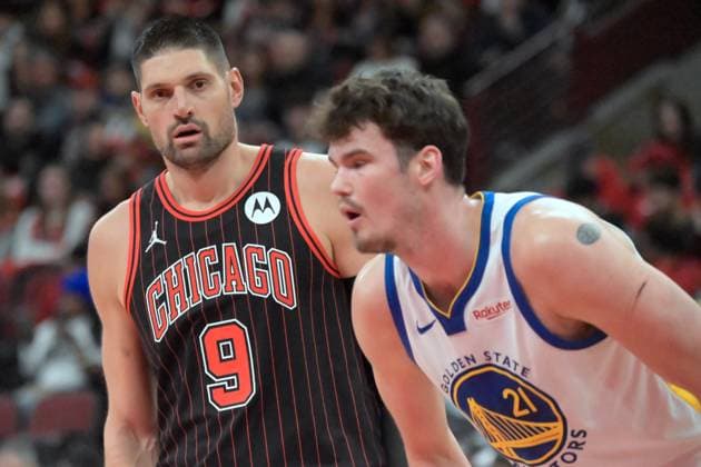 Chicago Bulls v Golden State Warrios - NBA, Basketball Herren, USA CHICAGO,ILLINOIS - DECEMBER 7: Nicola Vucevic (9) of Chicago Bulls and Quinten Post (21) of Golden State Warrios in action during NBA basketball game between Chicago Bulls and Golden State Warriors at the United Center in Chicago, Illinois on December 7, 2025. Jacek Boczarski Anadolu Illinois United States. Editorial use only. Please get in touch for any other usage.  Copyright: x2025xAnadoluxJacekxBoczarskix