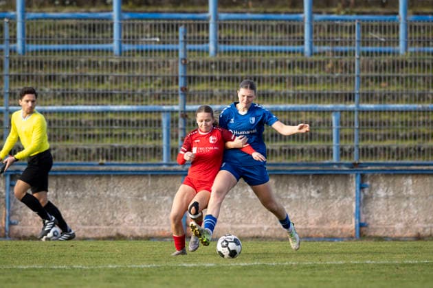 Regionalliga Nordost Frauen 1 FC Magdeburg vs 1 FFV Erfurt Magdeburg 07 12 2025 Kira Hasenbein 15 1 FFV Erfurt vs Antonia Schulz 19 1 FC Magdeburg Regionalliga Nordost Frauen 1 FC Magdeburg vs 1 FFV Erfurt Heinrich Germer Stadion Magdeburg 07 12 2025 Copyright: xBEAUTIFULxSPORTS Duehringx