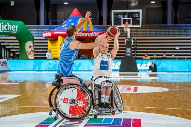 DRS Cup Wheelchair basketball RSV Lahn Dill RSB Thuringia Bulls, 07 12 25 Quinten Zantinge RSV Lahn Dill, 11 , Vahid Gholomazad RSB Thuringia Bulls, 7 DRS Cup Wheelchair basketball RSV Lahn Dill RSB Thuringia Bulls Wetzlar, 07 12 25 Copyright: xBEAUTIFULxSPORTS Roeczeyx