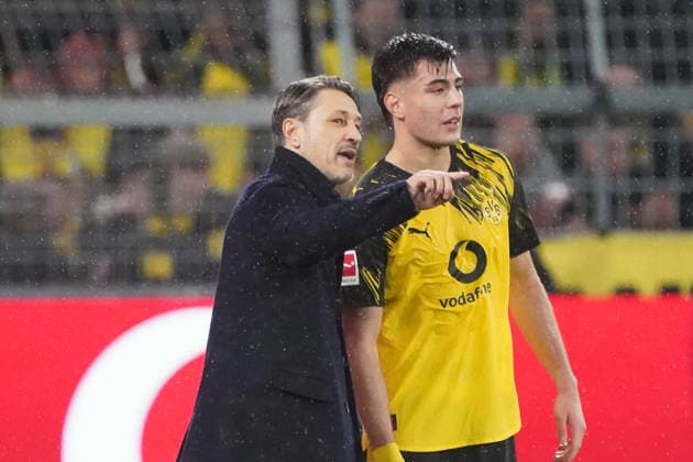 Fussball, 1.BL saison 2025 2026 , Borussia Dortmund vs TSG 1899 Hoffenheim , 07.12.2025, Signal Iduna Park, Dortmund , Niko Kovac bvb Aaron anselmino Borussia Dortmund , Aktion, Einzelbild *** Football, 1 BL season 2025 2026 , Borussia Dortmund vs TSG 1899 Hoffenheim , 07 12 2025, Signal Iduna Park, Dortmund , Niko Kovac bvb Aaron anselmino Borussia Dortmund , Action, Single image