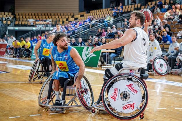 DRS Cup Wheelchair basketball RSV Lahn Dill RSB Thuringia Bulls, 07 12 25 Matthias Güntner RSV Lahn Dill, 9 , Jordi Ruiz RSB Thuringia Bulls, 11 DRS Cup Wheelchair basketball RSV Lahn Dill RSB Thuringia Bulls Wetzlar, 07 12 25 Copyright: xBEAUTIFULxSPORTS Roeczeyx