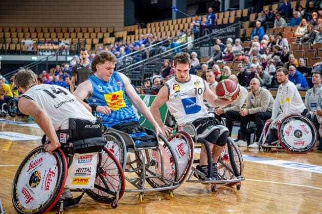 DRS Cup Wheelchair basketball RSV Lahn Dill RSB Thuringia Bulls, 07 12 25 Colin Higgins RSV Lahn Dill, 10 , Tomas Klein RSB Thuringia Bulls, 5 , Julian Lammering RSV Lahn Dill, 14 DRS Cup Wheelchair basketball RSV Lahn Dill RSB Thuringia Bulls Wetzlar, 07 12 25 Copyright: xBEAUTIFULxSPORTS Roeczeyx